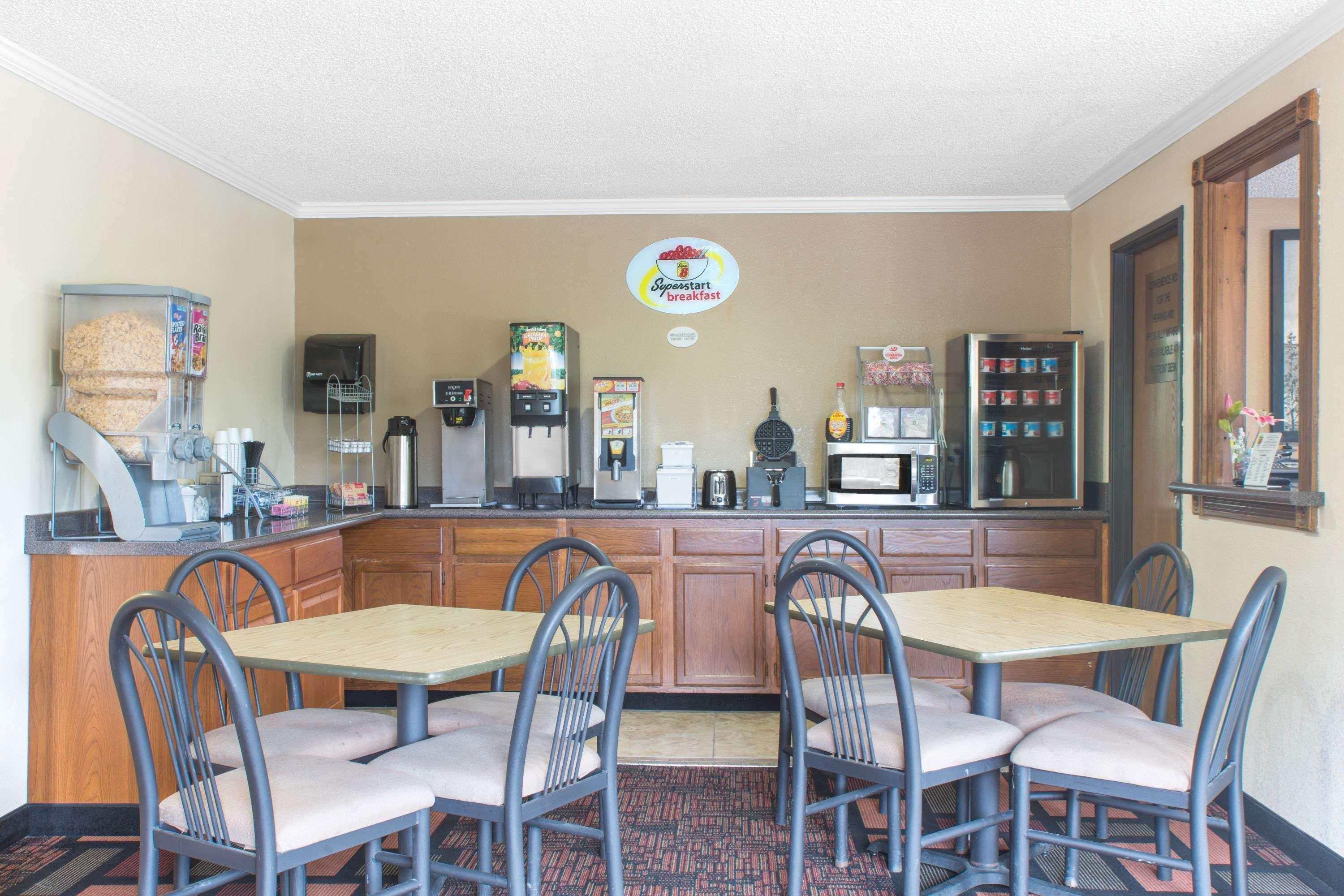 Super 8 By Wyndham Boonville Exterior photo
