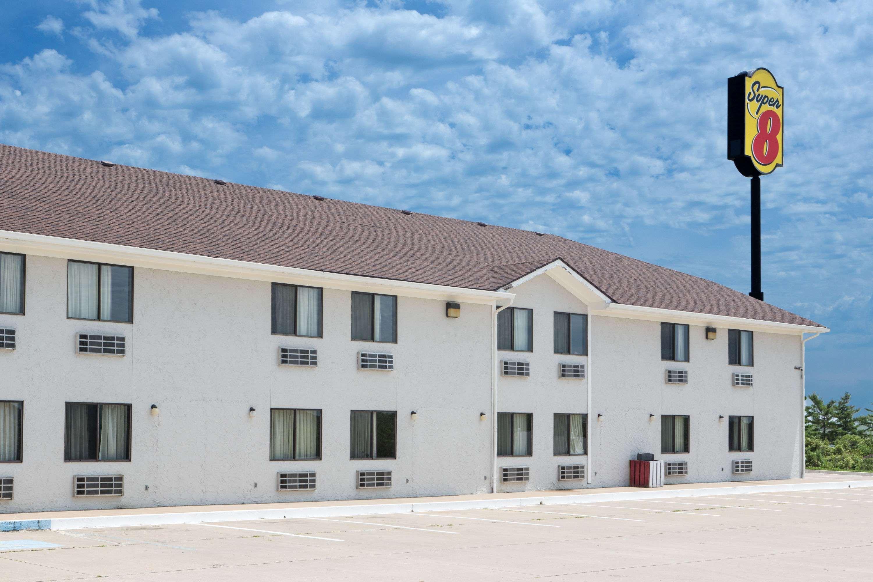 Super 8 By Wyndham Boonville Exterior photo
